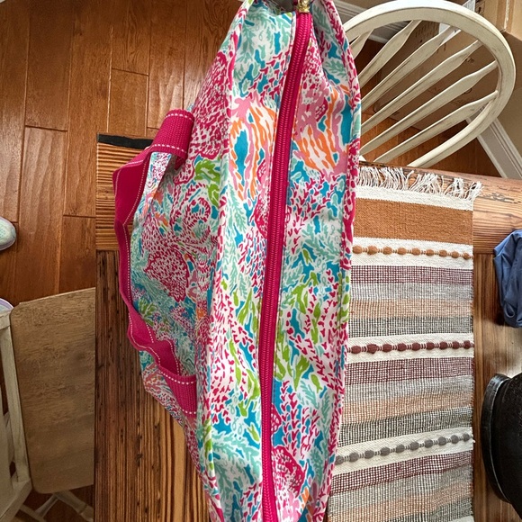 Lilly Pulitzer insulated bag, 14 1/2 (H), 20(W), has small Rip inside - Picture 4 of 5